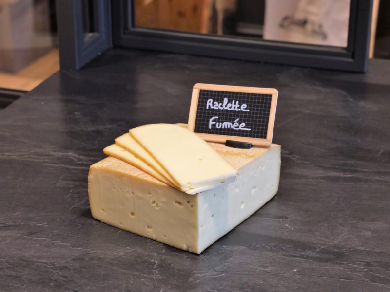 Tranches De Fromage Fumé Pour Raclette Avec Un Couteau Et Un Torchon Gros  Plan Sur Fond Gris Banque D'Images et Photos Libres De Droits. Image  196187400